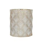 Vit och guldfärgad cylindrisk ljuslykta i glas med geometriskt rombmönster mot vit bakgrund.