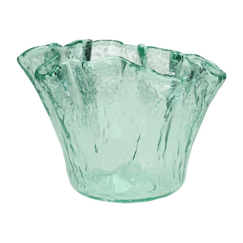 Vacker vas i återvunnet glas som går i en grön nyans. Diameter 20 cm, höjd 14,5 cm.