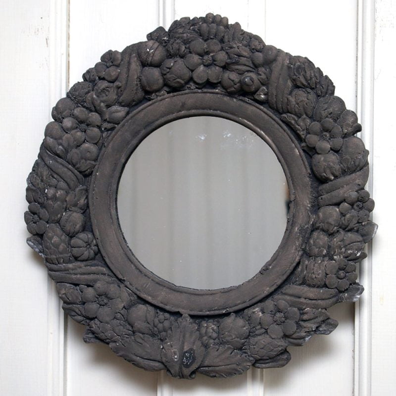 Spegel tillverkad av polystone vilket är ett material som ser ut som betong. Diameter 32 cm, djup 3,5 cm.