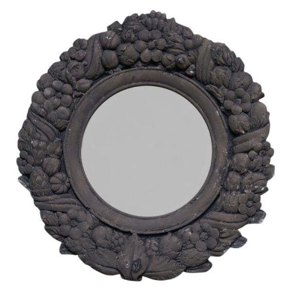 Dekorativ spegel i polystone med matt yta och detaljrik relief. Ett uttrycksfullt inslag som passar fint både ensam och i kombination med andra objekt.