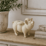 Spargris i form av gris med vingar i gjutjärn. Med myntinkast och skruv på sidan, dekorativ detalj som ger hemmet en lekfull och charmig känsla.
