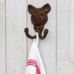 Dubbelkrok i gjutjärn med dekor av gris. Mått 10x9,5x4 cm (hxbxd).