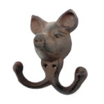 Dubbelkrok i gjutjärn med dekor av gris. Mått 10x9,5x4 cm (hxbxd).