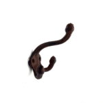 Gjutjärnskrok i klassisk design, liten och praktisk för nycklar, handdukar eller accessoarer. Perfekt för hall, kök eller badrum. 9×6,5×6,5 cm.