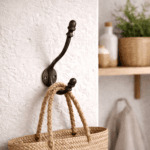 Krok i gjutjärn med klassisk form. Passar utmärkt i hall, kök eller badrum för upphängning av väskor, jackor eller handdukar. Höjd 15 cm.