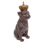 Ståtlig hundfigur med krona i antikbehandlad brun polyresin. En charmig och humoristisk dekoration för hyllan, skänken eller byrån. Höjd 29 cm.