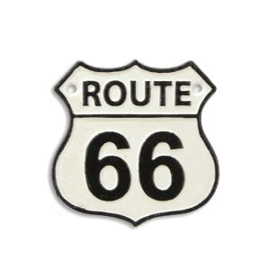 Bemålad skylt i gjutjärn med texten Route 66, mått 12x12 cm.