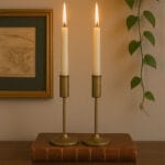 Stilfull ljusstake i metall med en mycket vacker guldig kulör med antik finish för att förstärka den rustika och klassiska stilen. Höjd 24 cm.