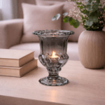 Glasurna med dekorativ fot, passar som vas, kruka eller ljuslykta. Skapar ett mjukt sken och blir en stilren detalj i hemmet året runt.