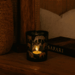 Ljuslykta Savannah i blått glas med guldmönster av exotiska djur. Extra stor Ø10 cm, H12,5 cm – sprider varmt ljussken och skapar stämning i hemmet.