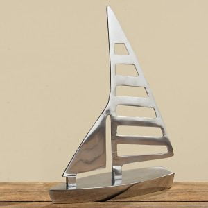 Dekorativ segelbåt i aluminium. Höjd 22 cm.