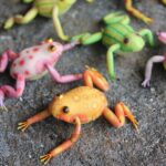 Dekorationsgroda i textil med ståltråd på undersidan för fastsättning. Set om tre. Mått 5,5 cm.