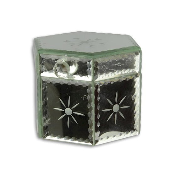 VM-104 Sexkantigt smyckesskrin med utsida av slipat spegelglas och insida klädd med svart textil. Mått 12x12x10,5 cm (lxbxh).