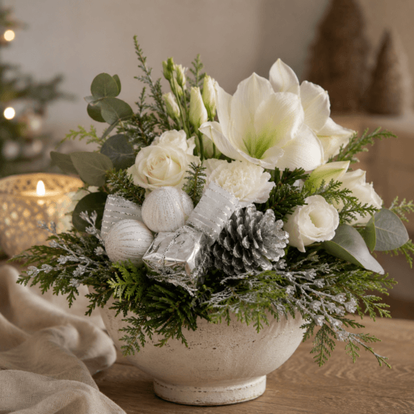 Juldekoration med ståltråd att pynta med till julen, sätt den i blomstergruppen, julkransen, eller tillsammans med ljus. Bredd ca 14 cm.