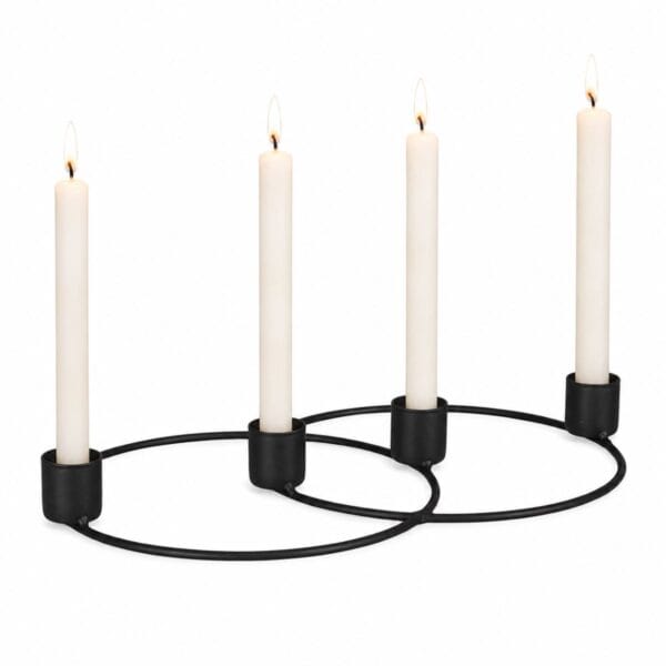 Ljusstake i svart metall med plats för 4 st ljus. Den gör sig jättebra som adventsljusstake men passar även året runt. Mått 17x15,5x3 cm.