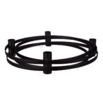 Ljusstake i svart metall med plats för fyra kronljus. Den gör sig jättebra som adventsljusstake men passar även året runt. Diameter 25 cm, höjd 6 cm.