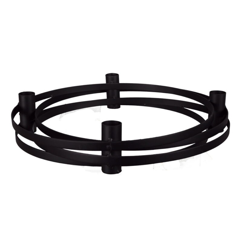 Ljusstake i svart metall med plats för fyra kronljus. Den gör sig jättebra som adventsljusstake men passar även året runt. Diameter 25 cm, höjd 6 cm.