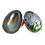 Öppningsbart påskägg i plåt med fint muminmotiv och upphängningsögla av vitt satinsnöre. Mått 7x5,5x5,5 cm (lxbxh). Handdisk rekommenderas.