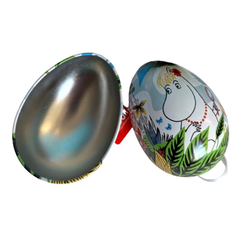 Öppningsbart påskägg i plåt med fint muminmotiv och upphängningsögla av vitt satinsnöre. Mått 7x5,5x5,5 cm (lxbxh). Handdisk rekommenderas.