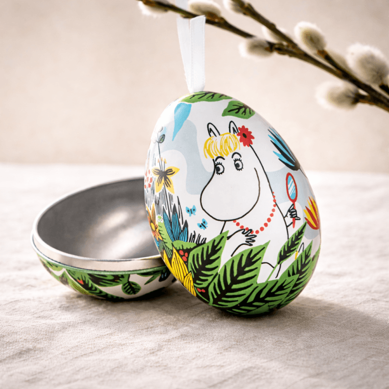Öppningsbart påskägg i plåt med fint muminmotiv och upphängningsögla av vitt satinsnöre. Mått 7x5,5x5,5 cm (lxbxh). Handdisk rekommenderas.