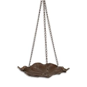 Lövformat fågelbad i metall för upphängning i kedja. Mått fat 36x31 cm (lxb).