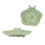 Blomformat fågelbad i grön metall med varma guldtoner. Dekorativ detalj för trädgård och uteplats, perfekt som liten vattenplats för fåglar.