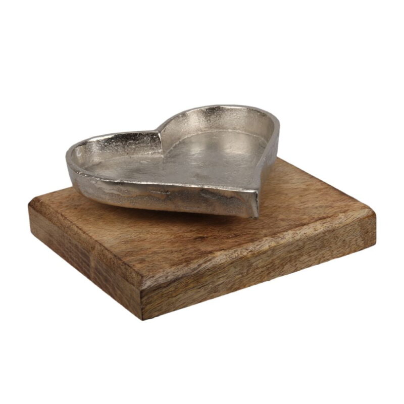 Hjärtformat ljusfat i aluminium med en fot av trä. Mått 14x16 cm.