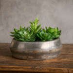 Rustik rund metallkruka 23,5 cm. Perfekt för växter, blommor och säsongsarrangemang. En tidlös detalj som passar i alla hem.