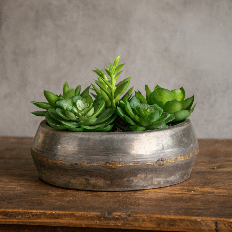 Rustik rund metallkruka 23,5 cm. Perfekt för växter, blommor och säsongsarrangemang. En tidlös detalj som passar i alla hem.