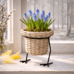 Blomkruka i flätad rotting med dekorativa ankfötter i metall. Ø 14,5 cm. Perfekt för pärlhyacint och mininarcisser till vår och påsk.
