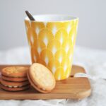 Lattemugg i gult retroinspirerat solfjädermönster. Höjd 9 cm, diameter 10 cm. Muggen rymmer 3 dl. Tål mikro och maskindisk.