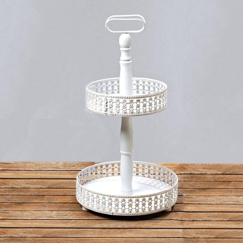 Vitt våningsfat i trä och metall. Diameter 26 cm, höjd 46 cm.