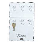 Praktisk nyckeltavla i vitmålat trä med sex numrerade krokar. Håller ordning i hallen och ger en mjuk, ombonad känsla. 30x20 cm.