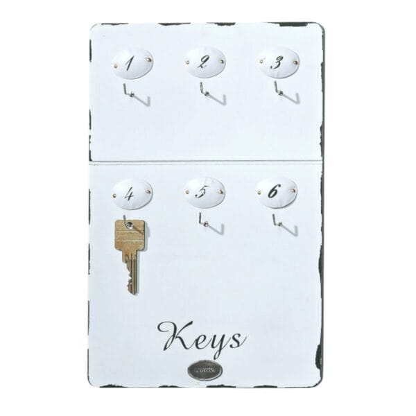 Praktisk nyckeltavla i vitmålat trä med sex numrerade krokar. Håller ordning i hallen och ger en mjuk, ombonad känsla. 30x20 cm.