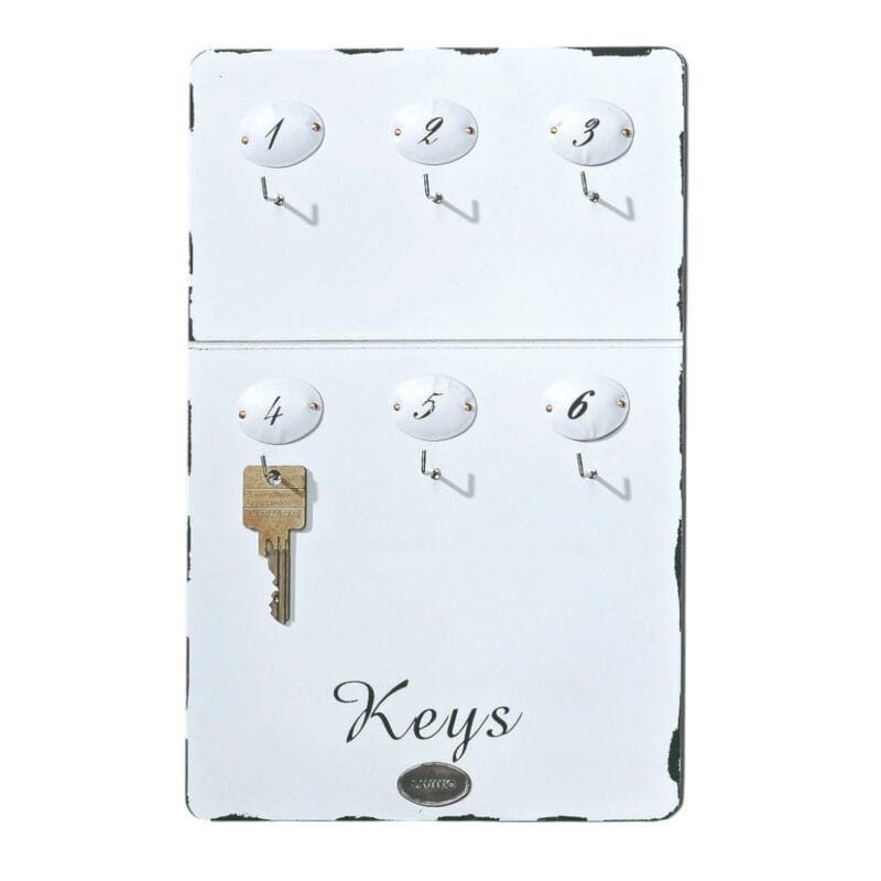 Praktisk nyckeltavla i vitmålat trä med sex numrerade krokar. Håller ordning i hallen och ger en mjuk, ombonad känsla. 30x20 cm.