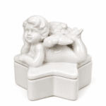 Stjärnformad ask i vitt porslin med dekorativ ängel på locket. En romantisk liten ask för smycken och andra småsaker. Mått 9 × 9 × 10 cm.