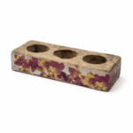 Värmeljushållare i betong med dekor av höstlöv i varma toner. Plats för tre ljus som ger ett mjukt sken. Mått 20×8×4 cm, passar fint i hemmets alla rum.