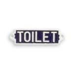 Skylt i gjutjärn med texten TOILET. En tydlig och dekorativ detalj för badrumsdörr eller gästtoalett med klassisk stil och hållbar känsla.