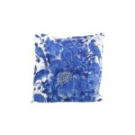Kuddfodral 45×45 cm med blått Delft-inspirerat mönster med blommor och fåglar. Enfärgad baksida och dragkedja. Passar i soffa, fåtölj eller säng.
