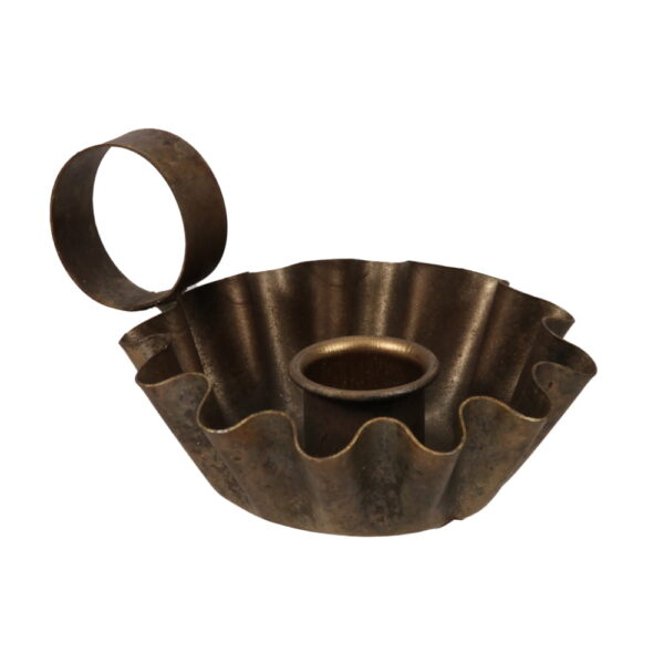 Charmig gammaldags kammarljusstake med veckad kant i antikbehandlad metall. En ring på sidan gör att du kan hålla den i ett stadigt grepp. Diameter 9 cm, höjd 5 cm.