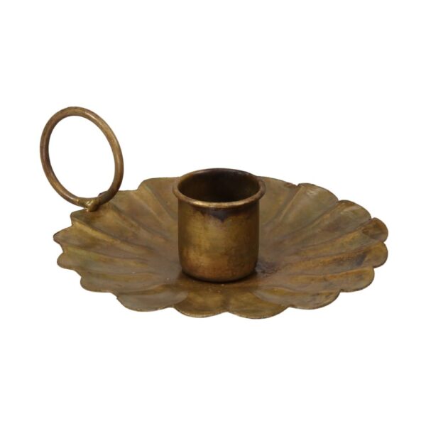 Charmig gammaldags kammarljusstake med veckad kant i antikbehandlad metall. En ring på sidan gör att du kan hålla den i ett stadigt grepp.