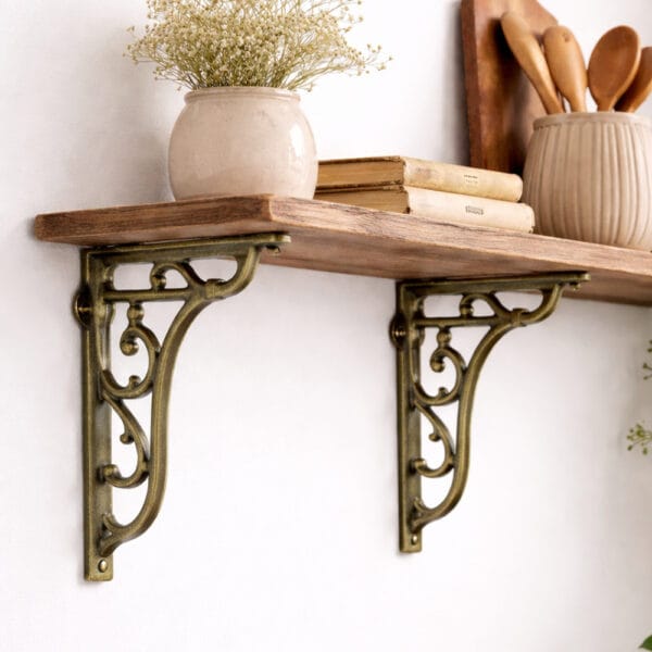 Hyllkonsol i gjutjärn med bronserad yta. Stabil och dekorativ modell som kan monteras åt båda hållen. Passar både moderna och lantliga hem.