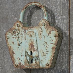 Nyckelskåp i plåt i form av ett stort hänglås. Mått 37x31x9 cm (hxbxd).
