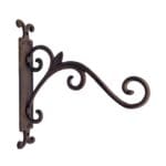 Ampelkrok i gjutjärn för fasad, altan och trädgård. Passar för blomsterkorg eller lykta. Stabil och dekorativ upphängning för utomhusbruk. Mått 29,5×31 cm.