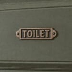 Toalettskylt i gjutjärn med texten Toilet, 16 × 4 cm