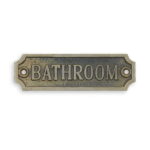 Skylt i gjutjärn med texten “Bathroom” i en stilren och klassisk design. Passar perfekt på dörren till badrum eller gästtoalett.