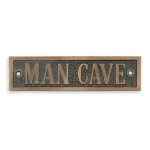 Skylt i gjutjärn med texten Man Cave, mått 15x4 cm (lxh).