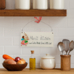 Charmig träskylt till köket med texten ”Mom’s Kitchen – Home Cooked Meals Served With Love”. Perfekt present till mamma eller som hemtrevlig köksdetalj.