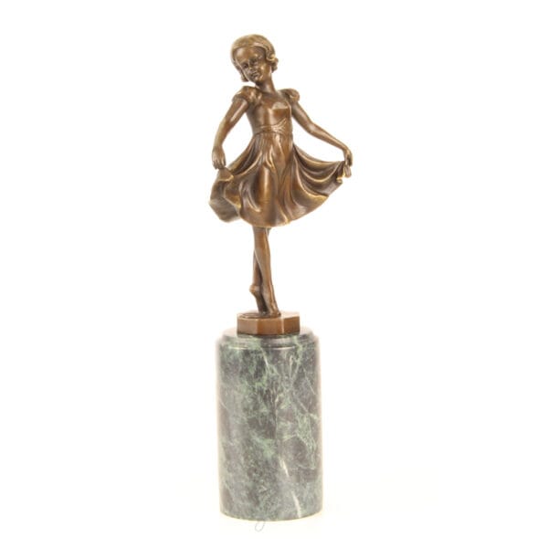 Bronsskulptur med dansande flicka på sockel i marmor. En dekorativ figur med mjuka former som passar fint i bokhylla, på bord eller byrå.