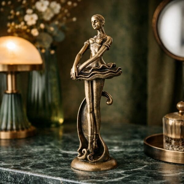 Dekorativ ballerina i gjutjärn med elegant form och mjuka linjer. En stilfull inredningsdetalj som skapar ett vackert blickfång i hemmet. Höjd 49 cm.